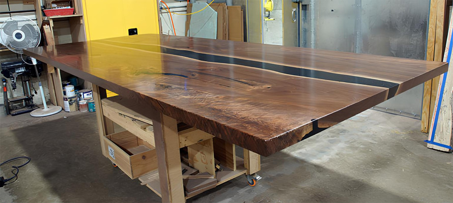 Massive Epoxidharz-Esstische aus echtem Holz im Wasserfall-Stil.