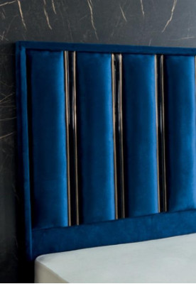 Saphirblaues Designer-Bett mit Nachttischen auf vergoldeten Stahlbeinen