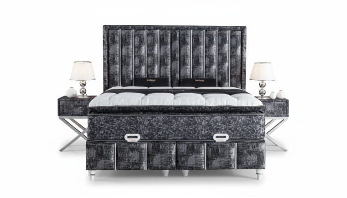 Schwarzes Bett mit Matratze und zwei Nachttischen im Schlafzimmermöbel-Set