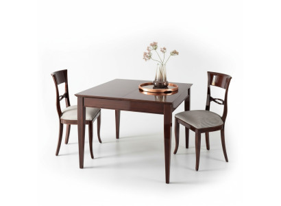 Eleganter Esstisch mit Stühlen in dunkelbrauner Farbe mit glänzender Oberfläche