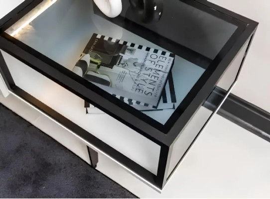 Ein unvergleichlicher TV-Schrank und Regale im minimalistischen Stil