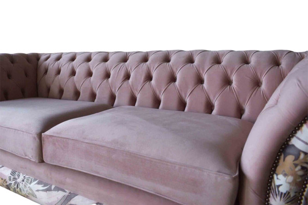 Ein lebhaftes Dreisitzer-Sofa aus Chesterfield mit zartem rosa Blumenmuster 
