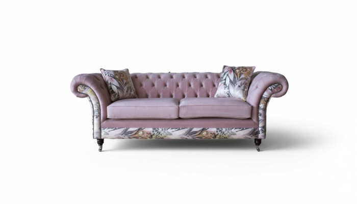 Ein lebhaftes Dreisitzer-Sofa aus Chesterfield mit zartem rosa Blumenmuster 