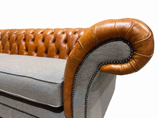 Klassische 4-Sitzer Chesterfield Couch in Braun - Hochwertiges Textil und Edles Lederdesign