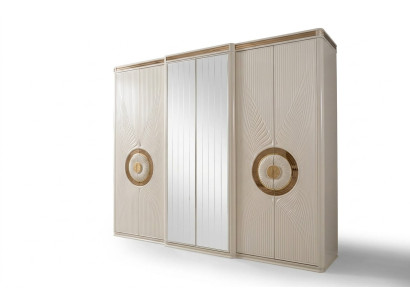 Beiger Holz-Kleiderschrank im eleganten Stil mit großzügigem Stauraum