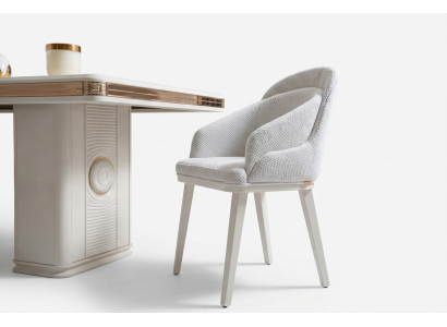 Elegante beige Stühle aus Textil-Holz im zeitlosen Design