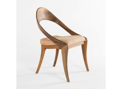 Eleganter brauner Holzstuhl im klassischen Design