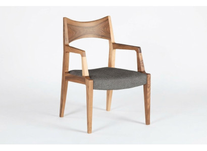 Moderner grauer Stoffsessel aus Holz mit elegantem Design