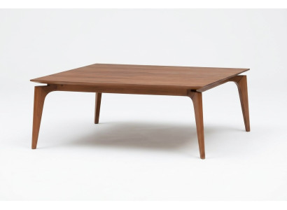 Eleganter Holztisch in warmem Braun für Wohnzimmer