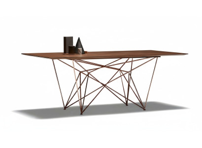 Eleganter brauner Esstisch aus Metall im klassischen Design