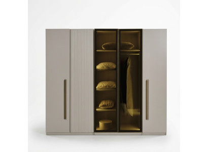 Eleganter weißer Kleiderschrank aus Holz im klassischen Stil