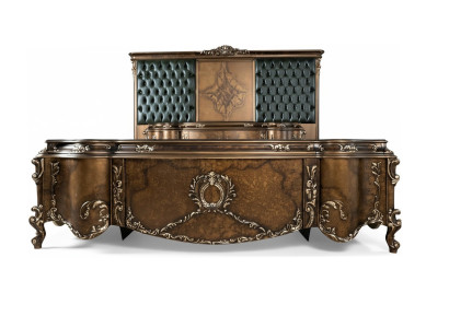 Brauner Holzschreibtisch im eleganten Design für Home Office
