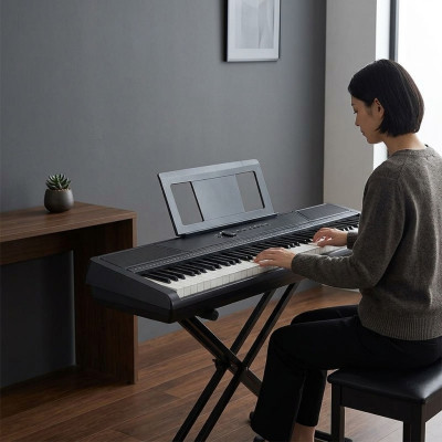 Pohodlné digitální piano: 88 kláves, rytmy, Bluetooth – ideální pro hudebníky