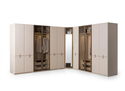 Der geräumige Schrank  fügt sich ideal in die Einrichtung ein.
