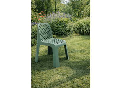 Gartenstuhl mit modernem Design und belüftetem Sitz für Komfort
