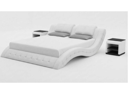 Komfortables Doppelbett Weiß mit gepolstertem Rahmen und Nachttischen