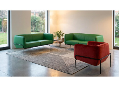 Zwei Dreisitzer Sofa Grün Kunstleder Roter Sessel Stoff Metallgestell