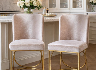 Zwei elegante Samtstühle mit goldenem Metallrahmen im modernen Stil