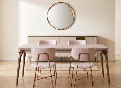 Modernes Esszimmer-Set mit einem eleganten Tisch und vier Stühlen