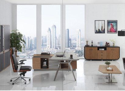 Moderner Holzsessel in Naturfarben