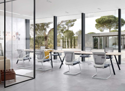 Holz Esstisch mit Stühlen im modernen Design