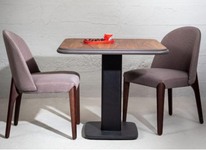 Holz-Esszimmermöbel: Quadratisch Tisch mit vier eleganten Stühlen