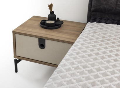 Moderner Nachttisch in Creme mit einer Schublade und schwarzen Griffdetails