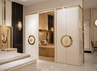 Beiger Holz-Kleiderschrank im eleganten Stil mit großzügigem Stauraum