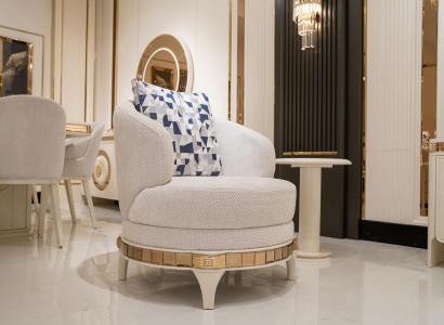 Beiger Stoffsessel im modernen Design aus Holz