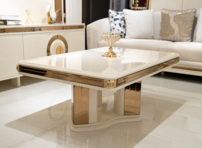Eleganter Beigefarbener Holz-Couchtisch im modernen Stil