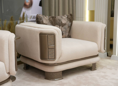 Eleganter beiger Stoffsessel im modernen Design