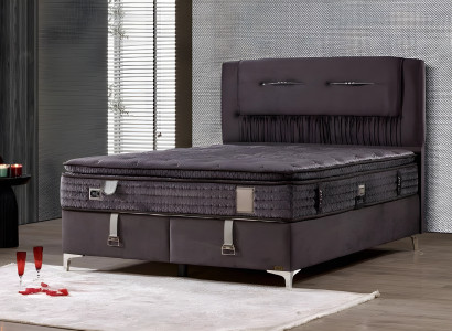 Elegantes braunes Bett mit Matratze aus Holz und Textil