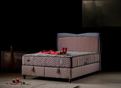 Elegantes braunes Bett aus Holz und Textil mit Komfortmatratze