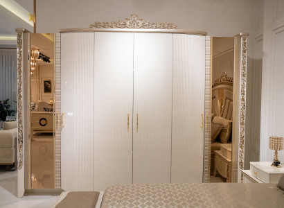 Kleiderschrank aus Holz in Beige modern und elegant