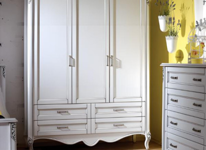 Weißer Holz-Kleiderschrank im eleganten Design