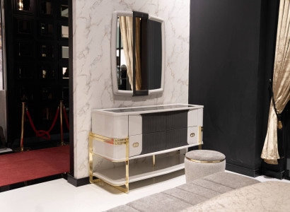 Eleganter Beigeton Holz Schminktisch mit Spiegel und Hocker