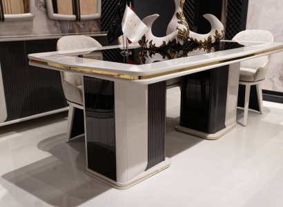 Eleganter Esstisch aus Holz in Beige für stilvolles Esszimmer