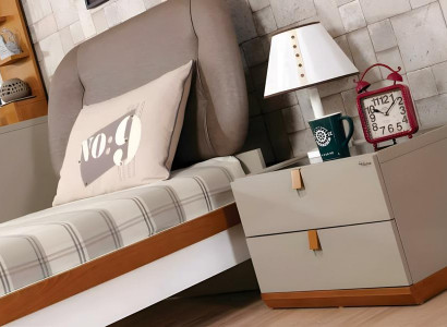 Grauer Nachttisch aus Holz im modernen Stil