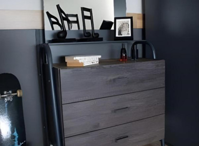 Moderne graue Holzkommode mit viel Stauraum und stilvollem Design