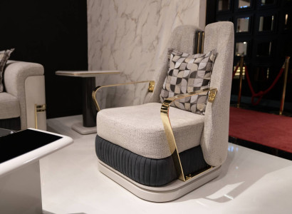 Moderner grauer Stoffsessel aus Holzrahmen