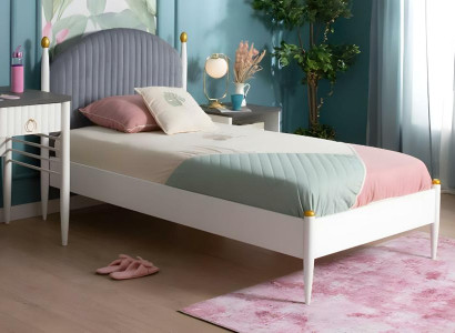 Weißes Holzbett im eleganten Design