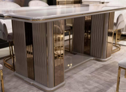 Weißer Esstisch aus Holz im modernen Design