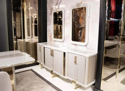 Elegantes weißes Holz Sideboard mit Spiegel im modernen Design
