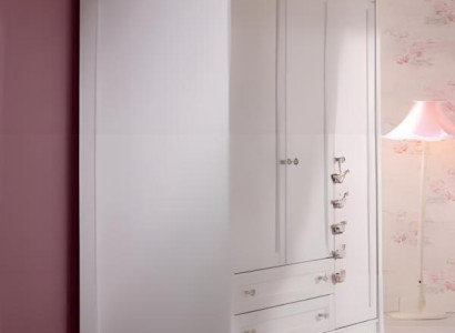 Weißer Holzschrank im eleganten Design für Zuhause