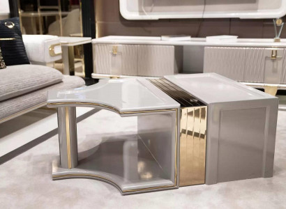 Eleganter grauer Couchtisch aus Holz im modernen Design