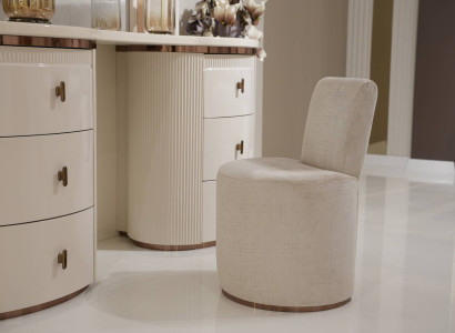 Weißer Holz-Pouf modern, eleganter Sitzhocker, dekoratives Möbelstück