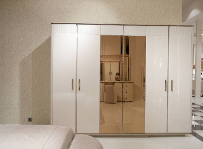 Kleiderschrank aus Holz in Weiß, eleganter moderner Stil