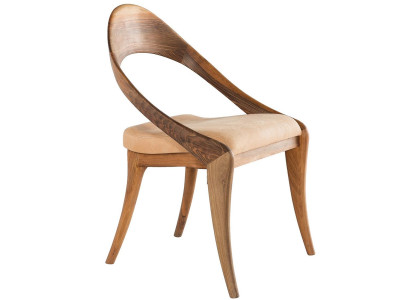 Eleganter brauner Holzstuhl im klassischen Design
