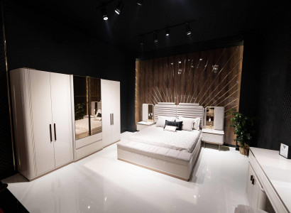 Elegantes Schlafzimmer-Set aus Holz in Beige mit Spiegel und Stauraum