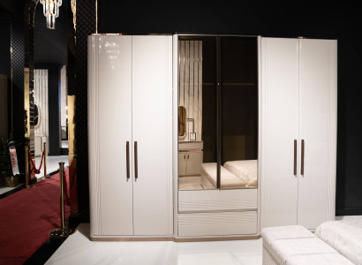 Beiger Kleiderschrank aus Holz modern eleganter Stauraum